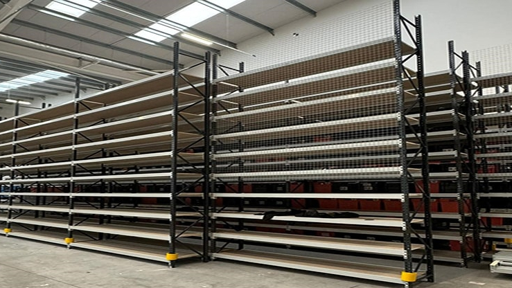 heavy-duty industrial shelving, longspan picking shelving in warehouse