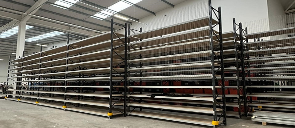 heavy-duty industrial shelving, longspan picking shelving in warehouse