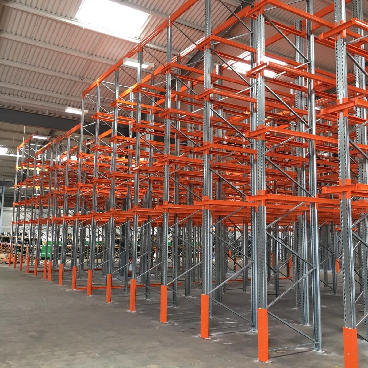 Drive-in, drive through pallet racking system