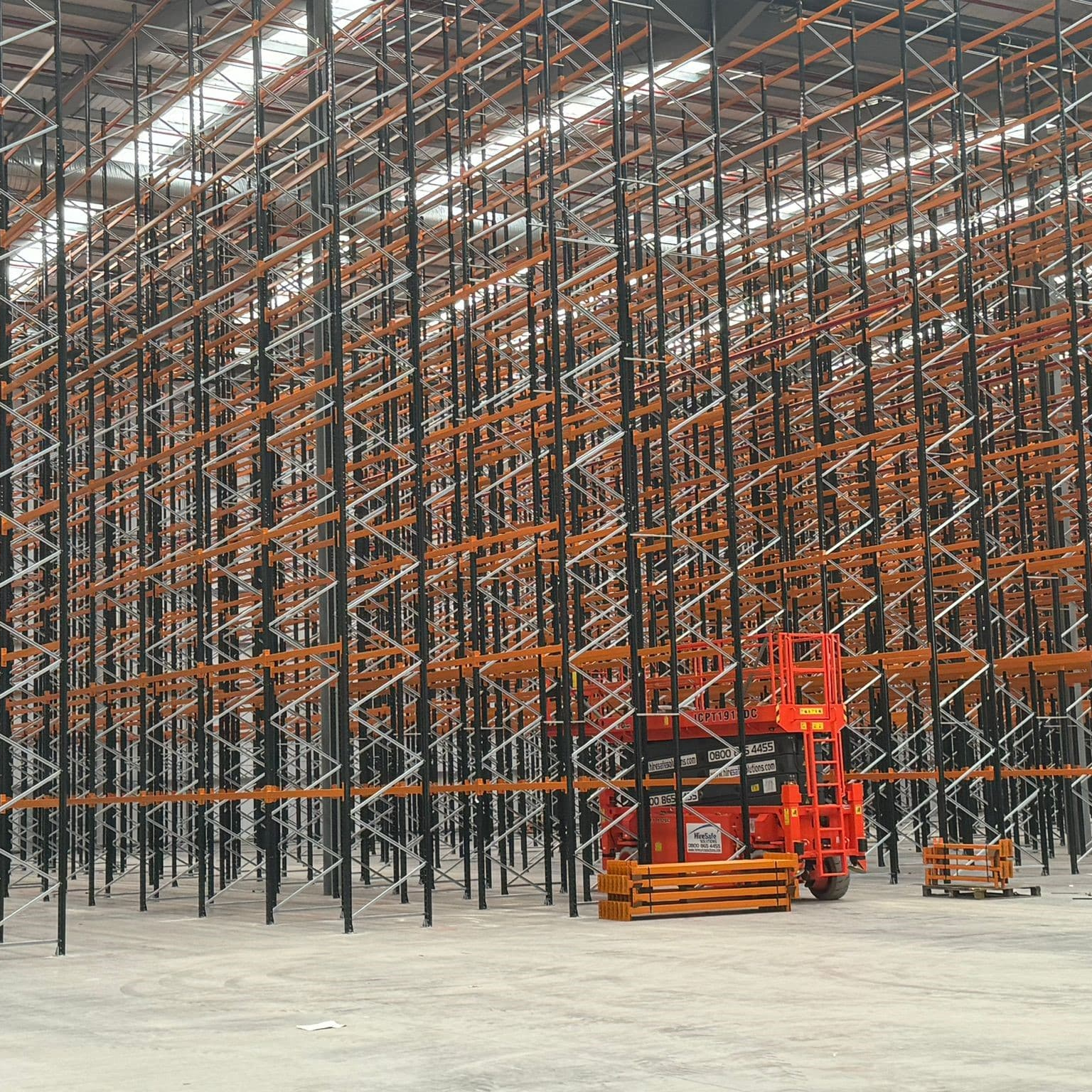 Large heavy-duty pallet racking