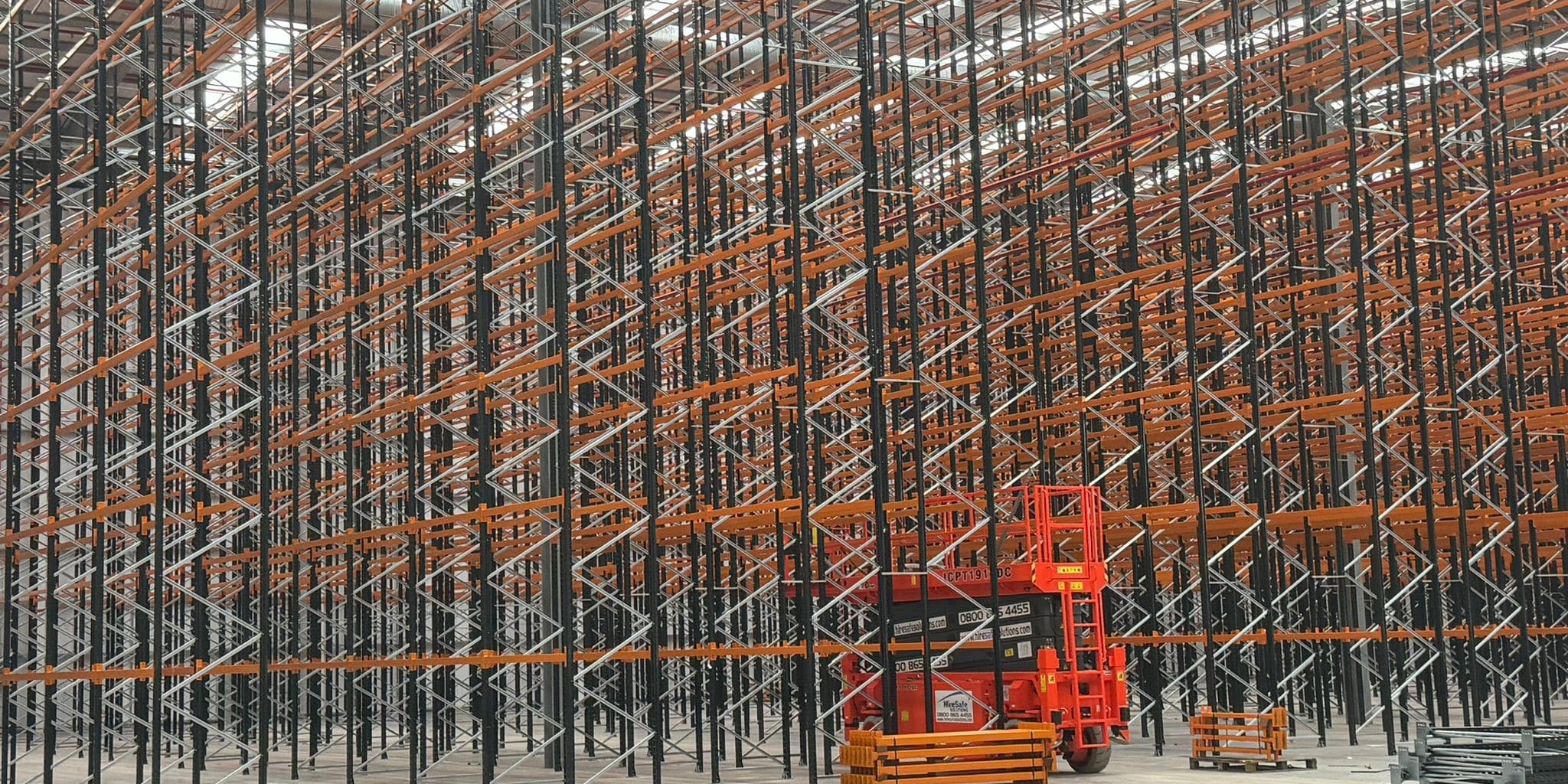 Large heavy-duty pallet racking