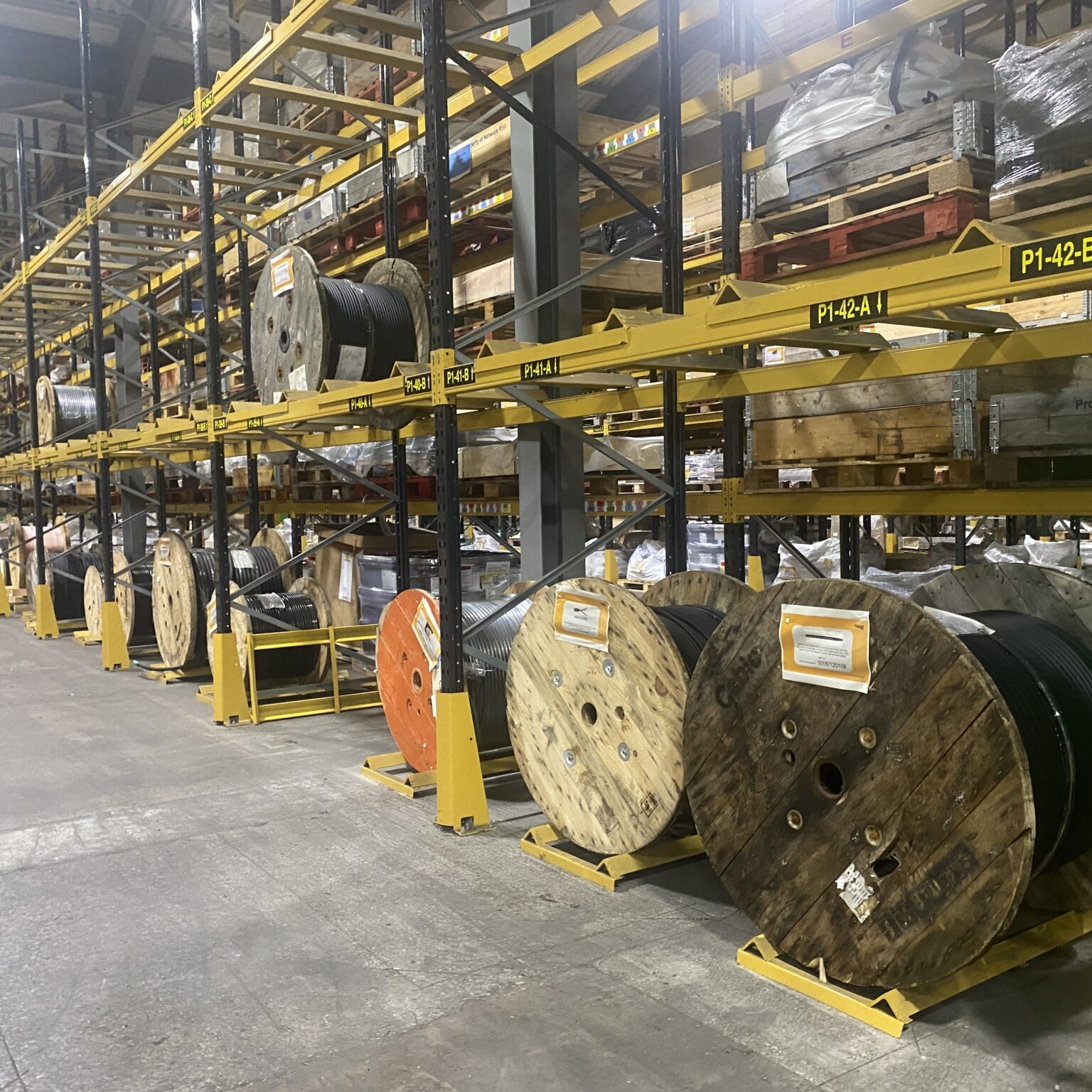 Drive-in racking with cable drums